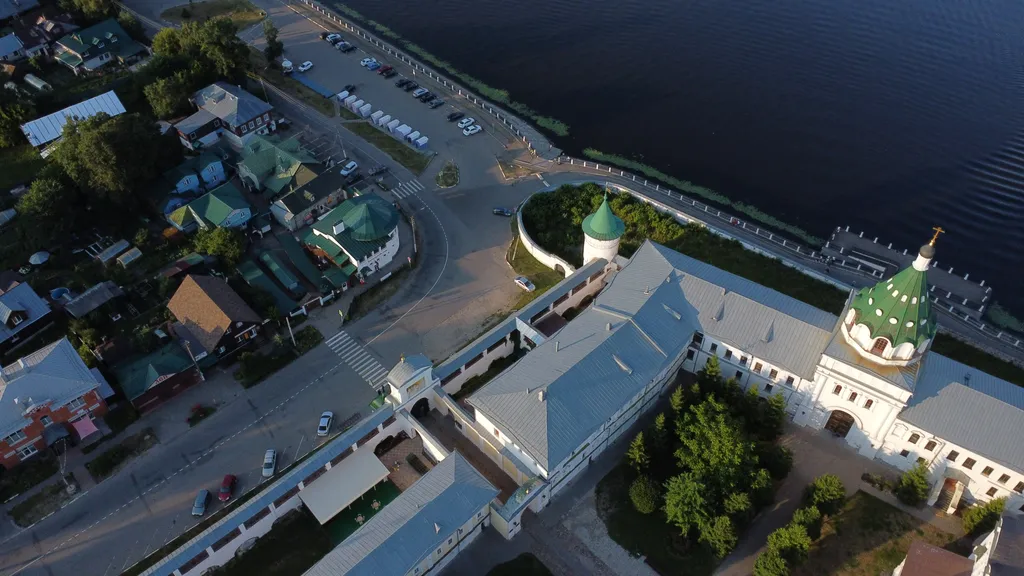 Квартира с видом на речку и монастырь