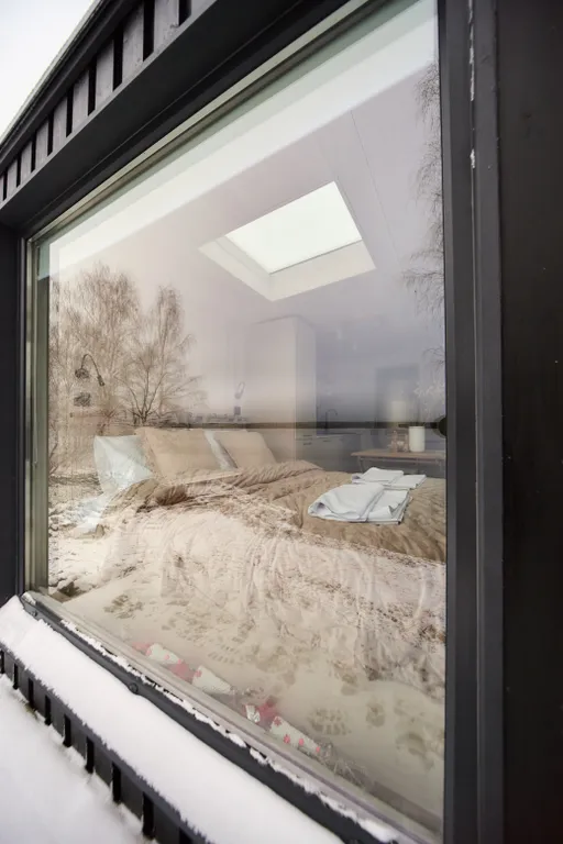 Домик на 2 с окном в потолке прямо на берегу