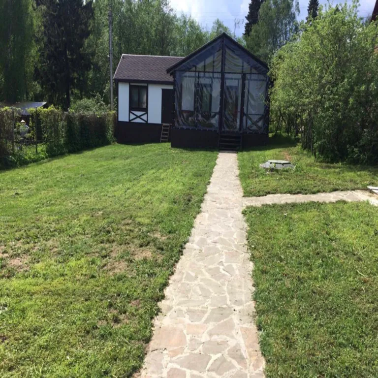 Красивый домик в лесу у реки