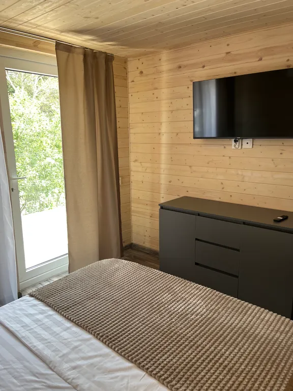 Деревянный домик в эко-комплексе с бассейном