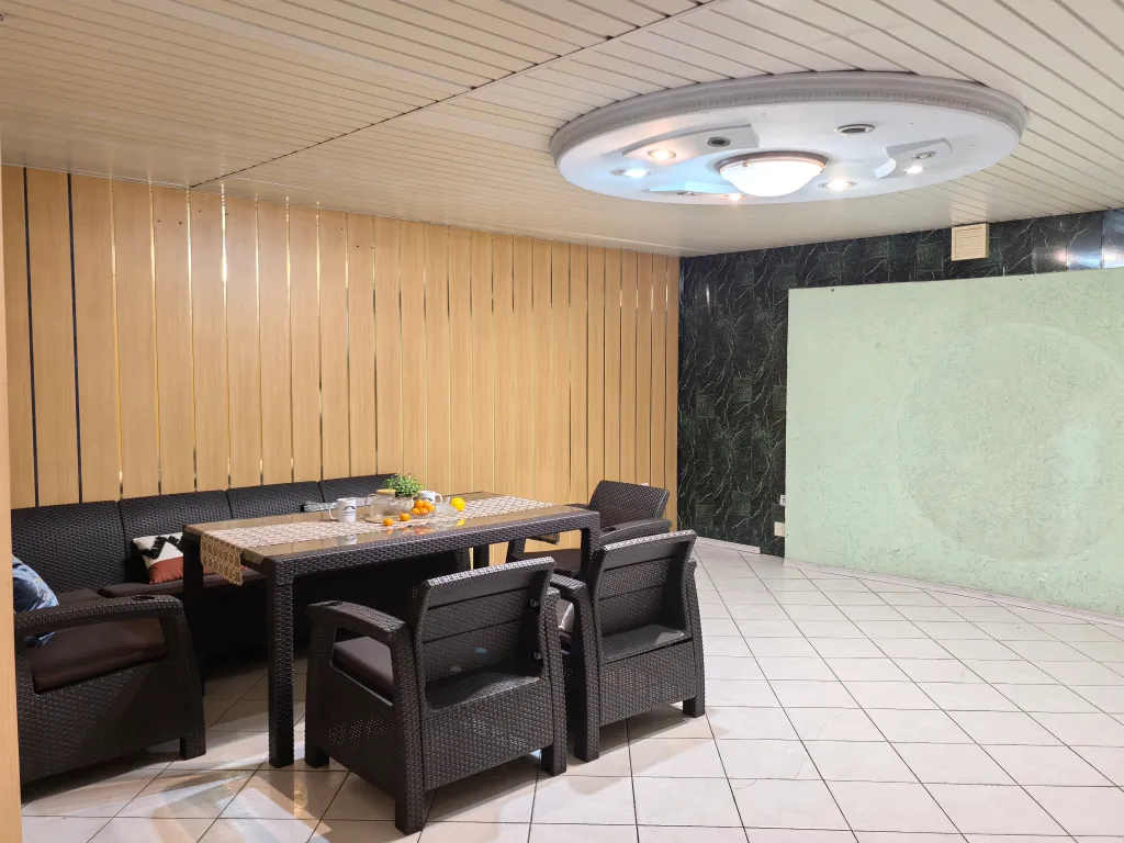 Коттедж в центре города с бассейном