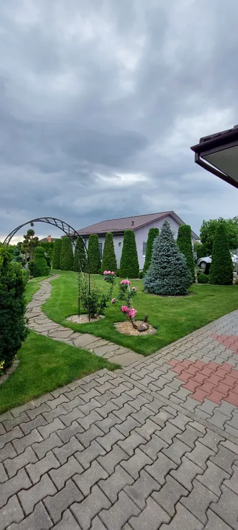 Уютный дом в черте города для комфортного отдыха в лесной местности