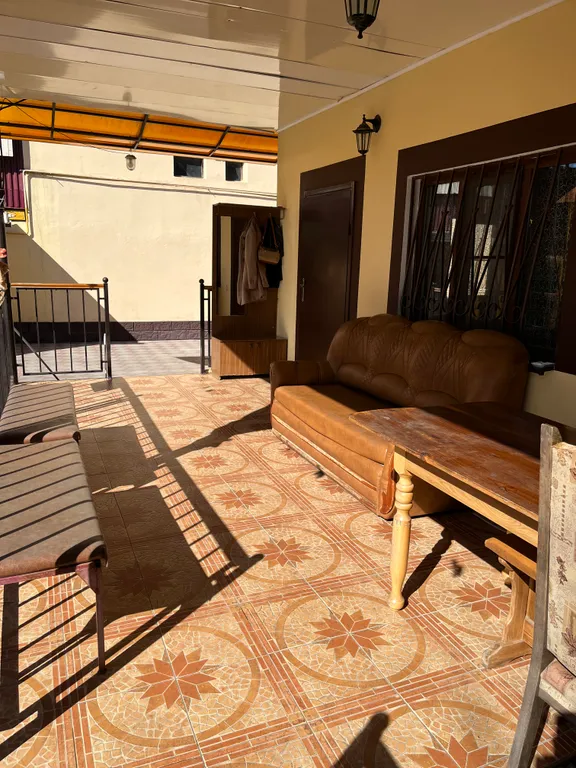 Уютный дом с бассейном, верандой и садом