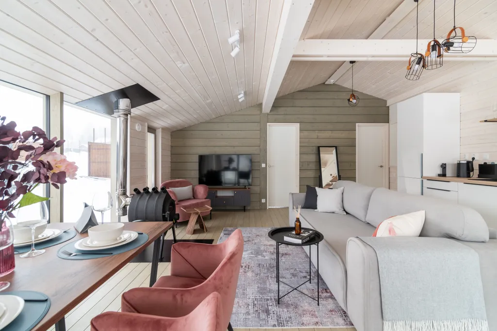 Уютный дом с панорамными окнами и видом на природу