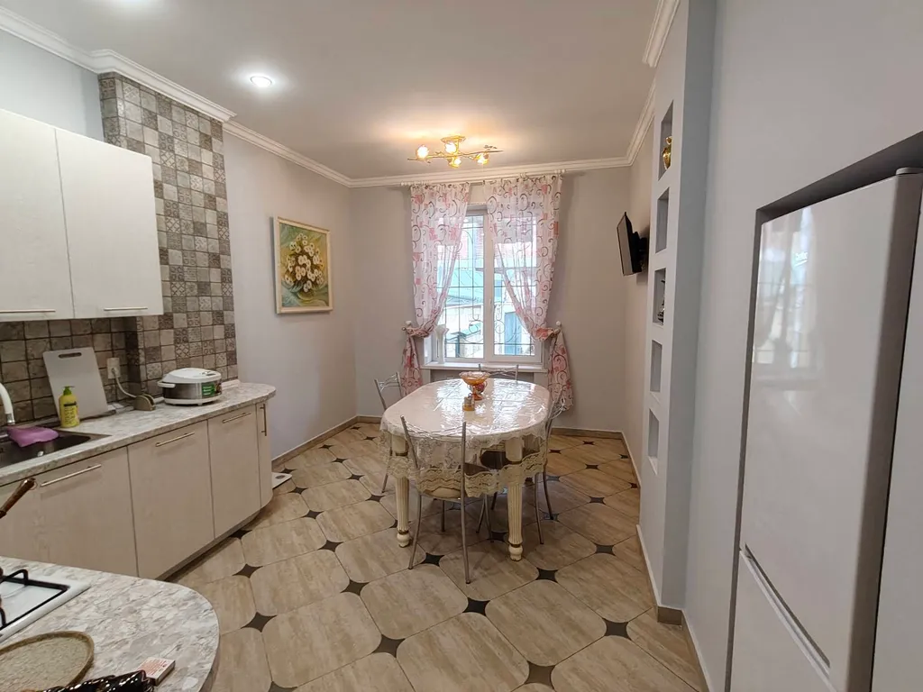 Частный дом с беседкой