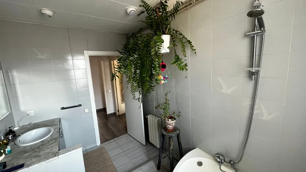 Комната в просторной квартире рядом с парком Монтжуик