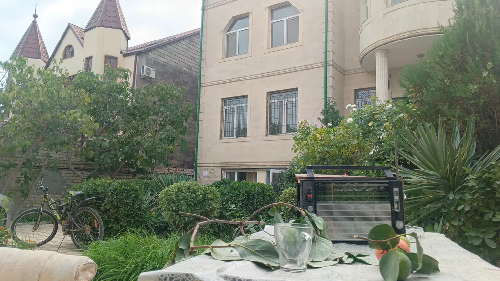 Квартира в доме с райским садом под смотровой площадкой и близ моря