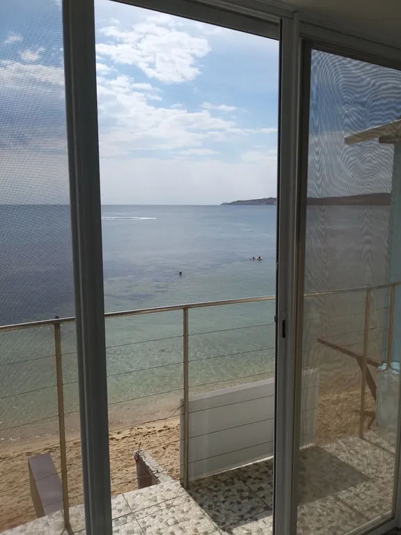 Эллинг на берегу моря