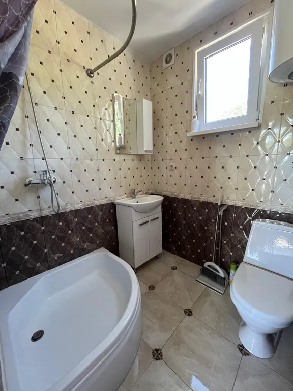 Домик у реки Дах с видом на горы