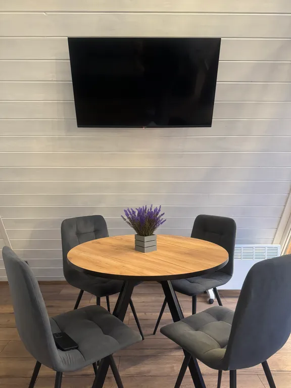 Домик афрейм в дубовом лесу