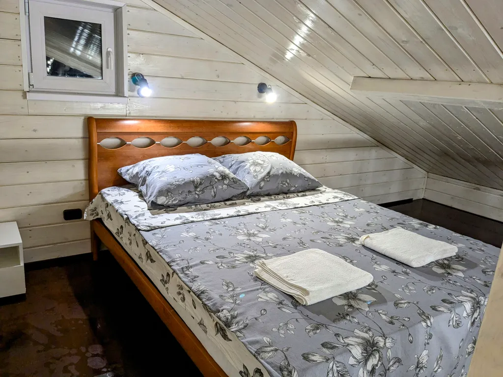 Новый дом в стиле барн Хаус на берегу реки