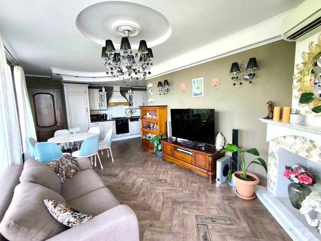 Двухэтажный дом с видом на море