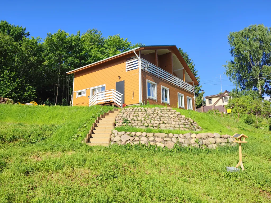 Птица синица House с огромным балконом у озера