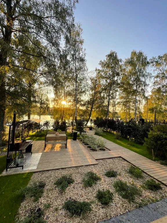 Уютный дом на берегу озера в березовой роще