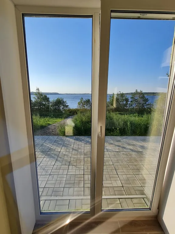 Панорамный дом с видом на воду, на берегу Вазузского водохранилища