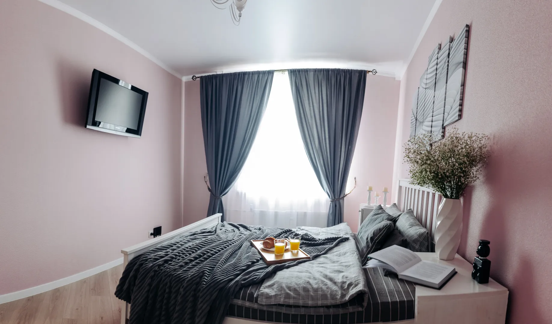Спальня (фото сделано специально в сжатом виде, чтобы показать полную картину, WIFI и ТВ с приставкой)