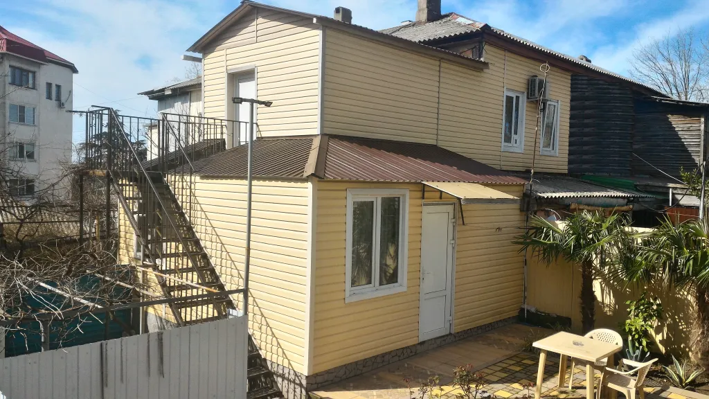 Квартира с отдельным входом и закрытым двориком