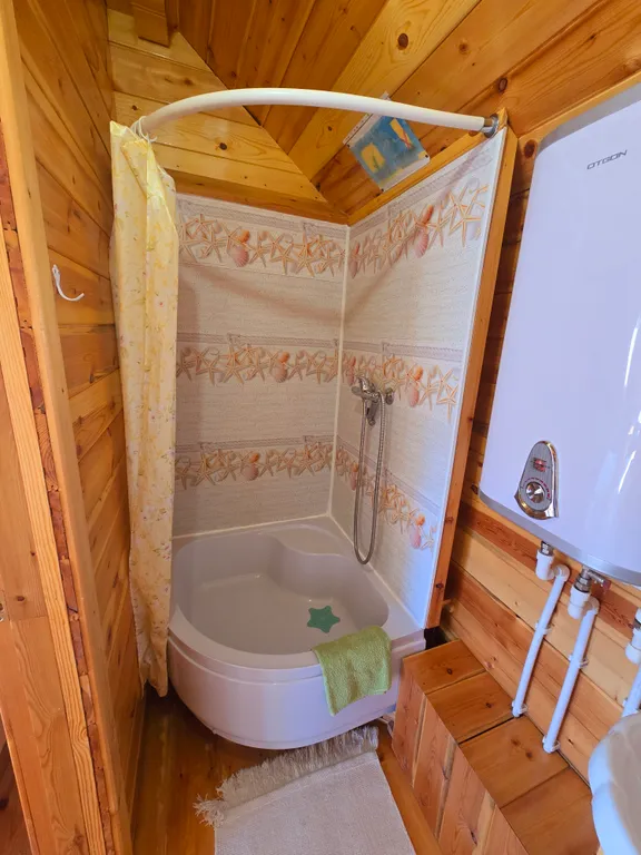 Уютная комната с собственным душем и туалетом