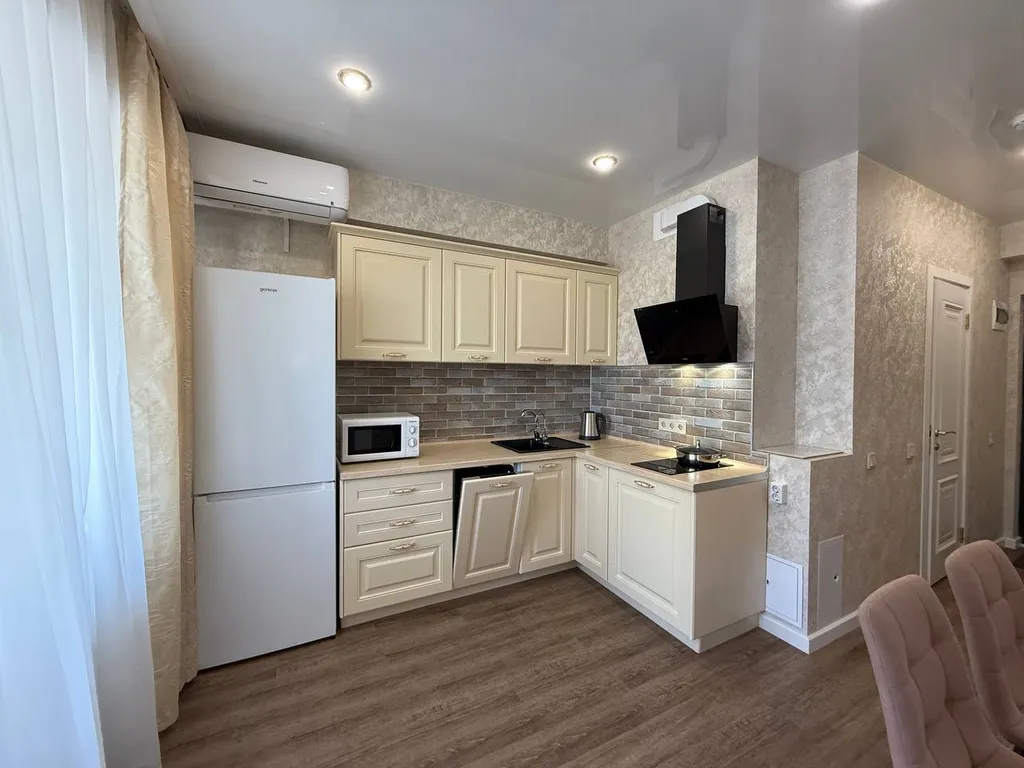 Просторная квартира рядом с видом на море, зона отдыха и бассейн