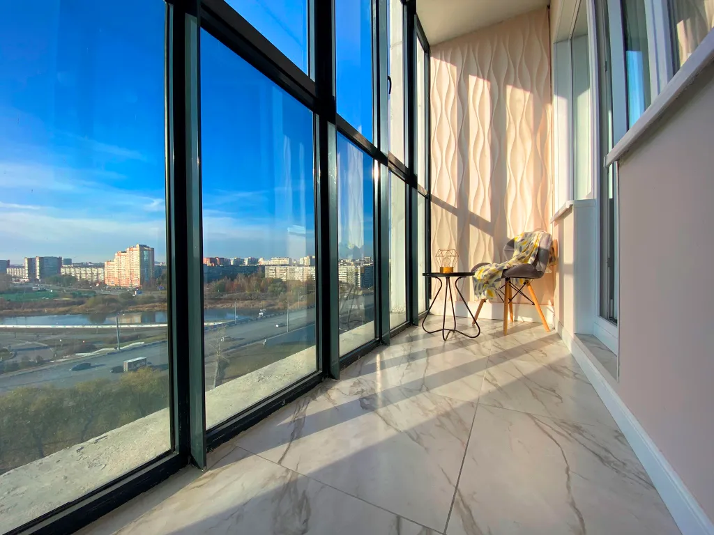 Студия с потрясающей панорамой набережной у ТРК Родник