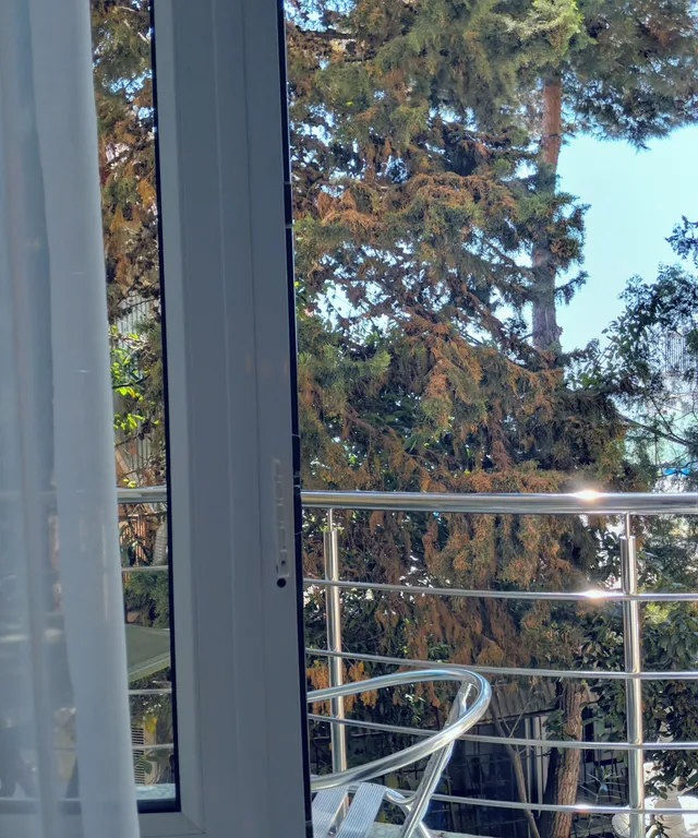 Уютная комната с балконом у моря