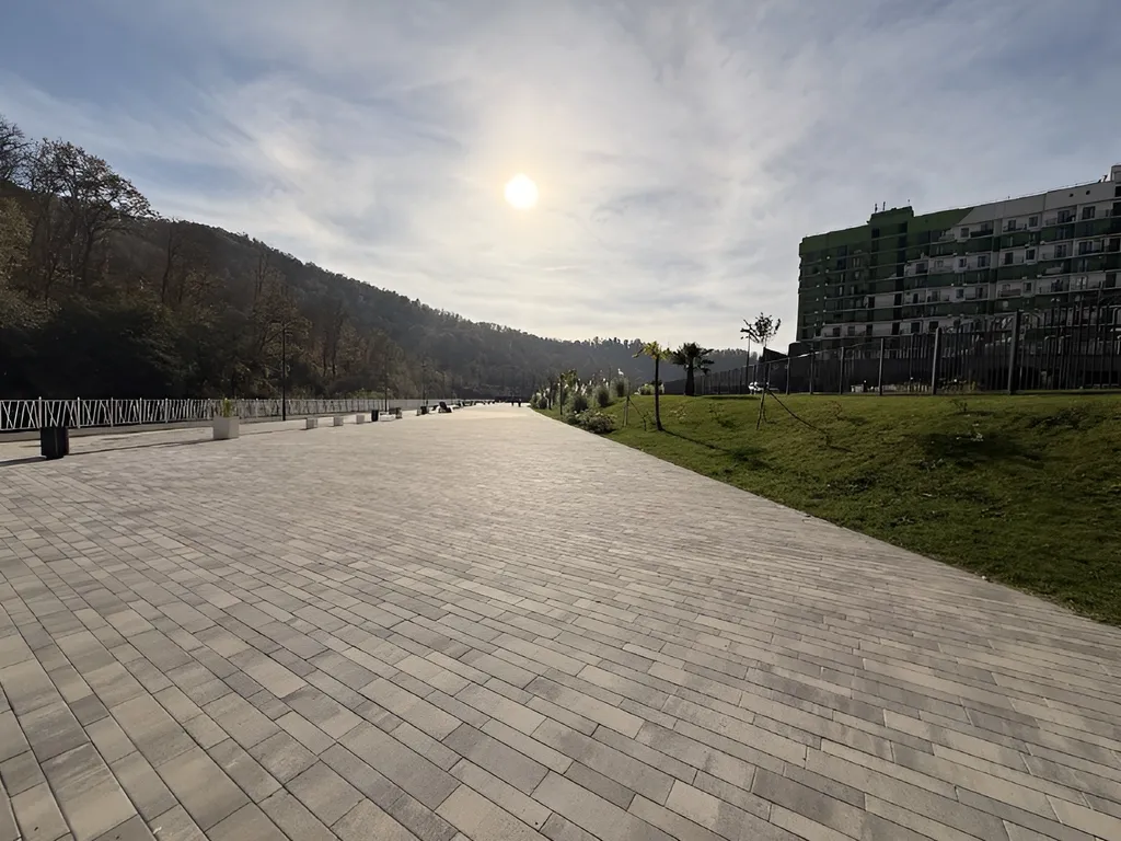 Студия с балконом и парковкой, рядом с набережной