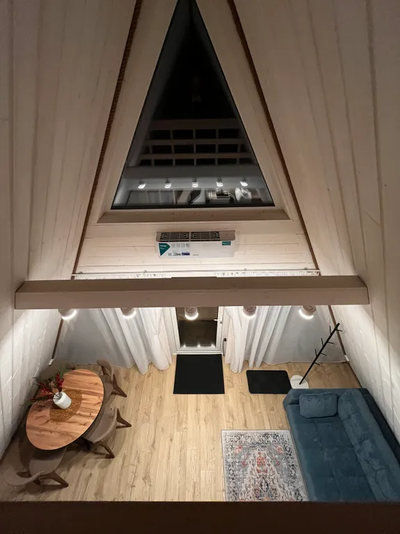 Домик в стиле А-фрейм на озере Волго