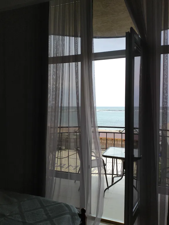 Апартаменты с видом на море с балконом на побережье Каспийского моря