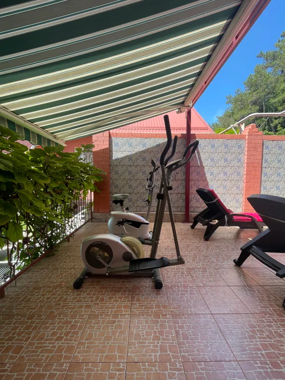 Часть жилого дома с бассейном