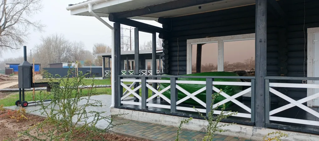 Срубовый дом на берегу Волги