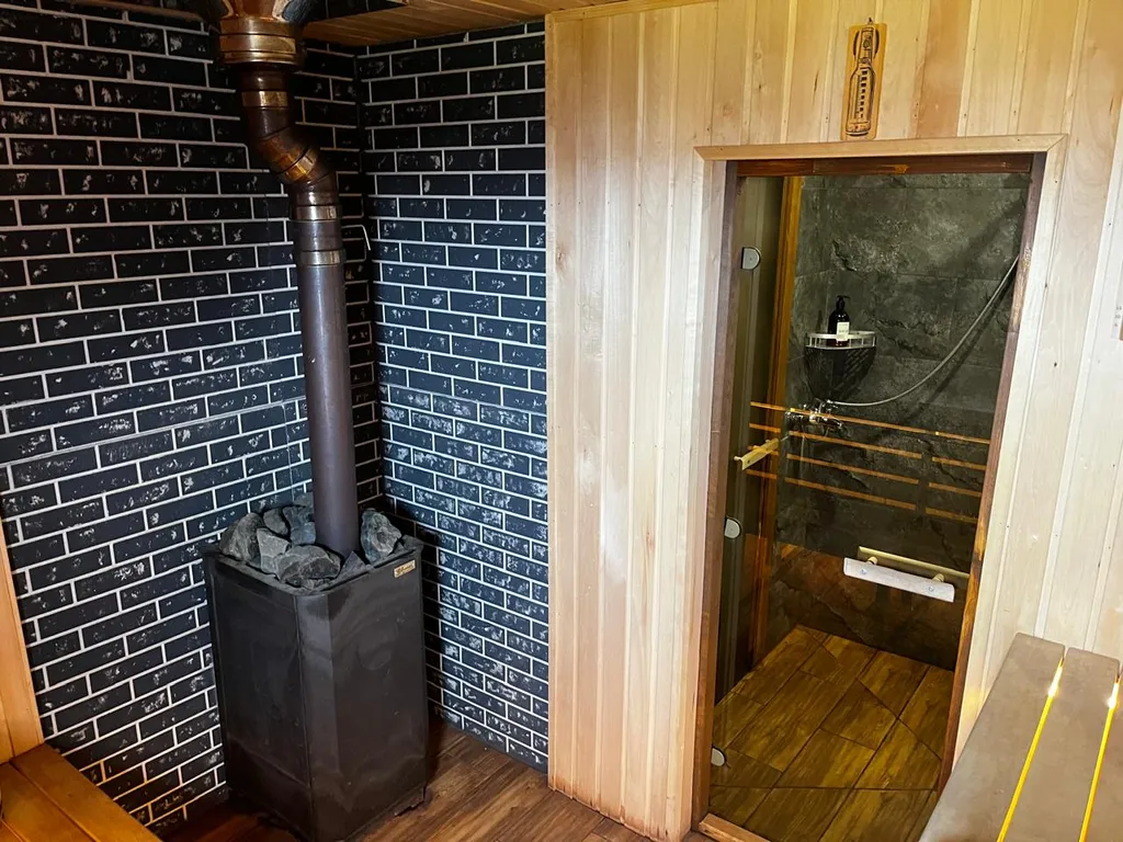 Уютный дом в стиле Барнхаус с чаном у леса, у нас есть баня.