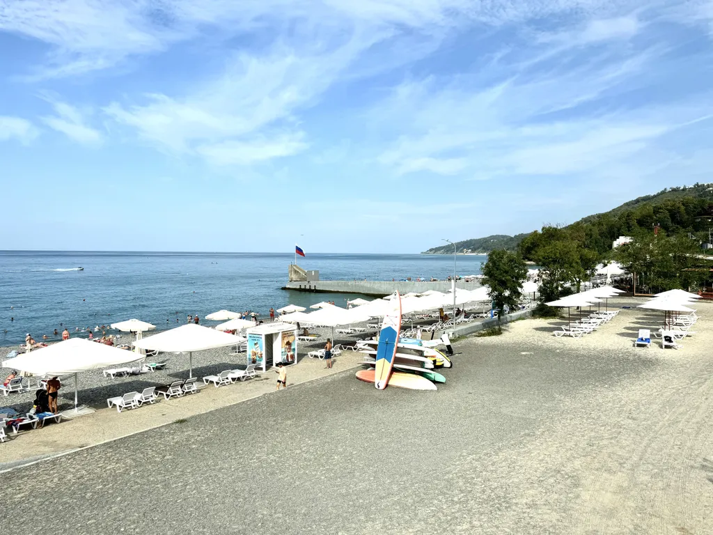 Красивая однокомнатная квартира с балконом на первой линии у моря