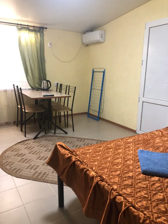 Двухкомнатная квартира со своей собственной ванной комнатой и кухней