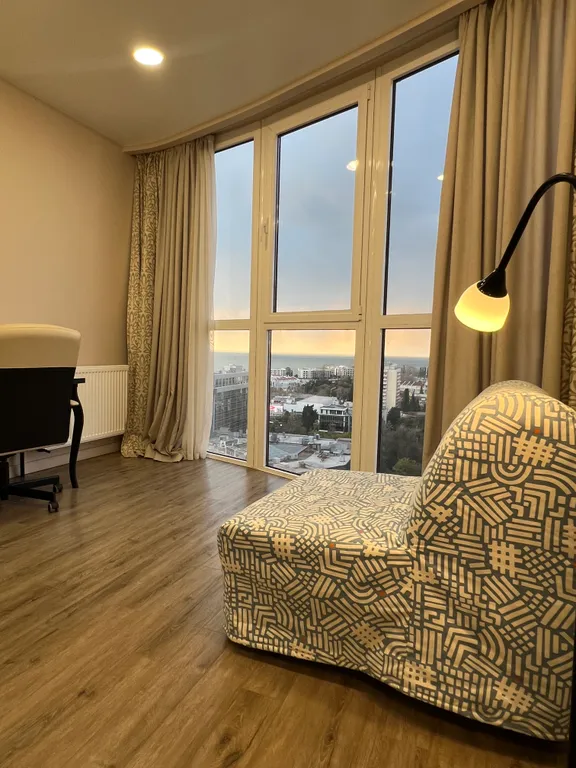 Уютная квартира с видом на морской порт и горы