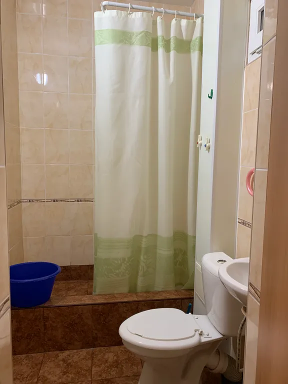 Прохладная комната в зелёном дворе