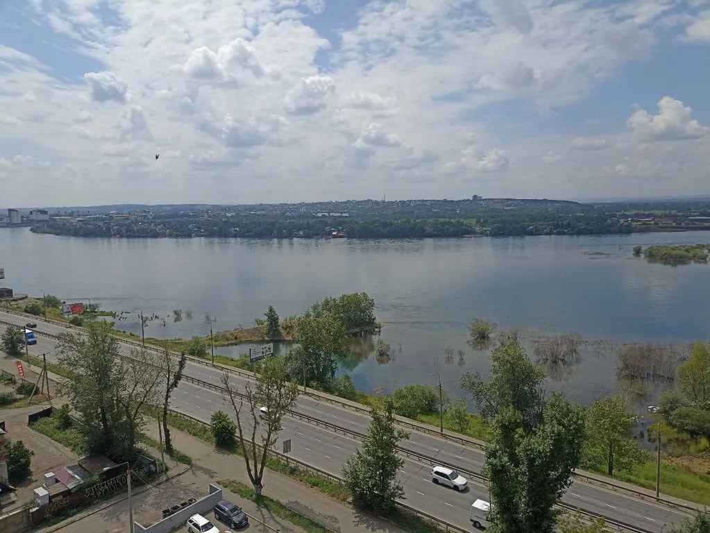 Вместительная студия с видом на реку Ангару