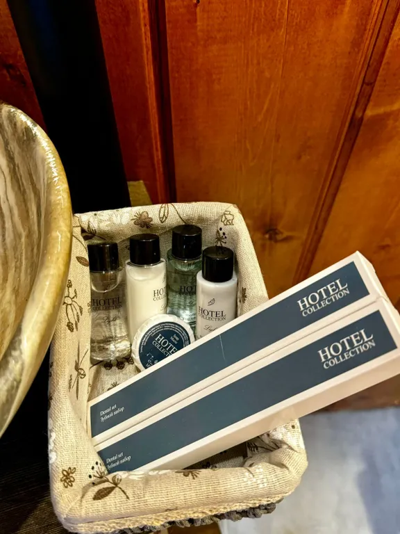 Дом с пятнистыми оленями и кроликами в лесу