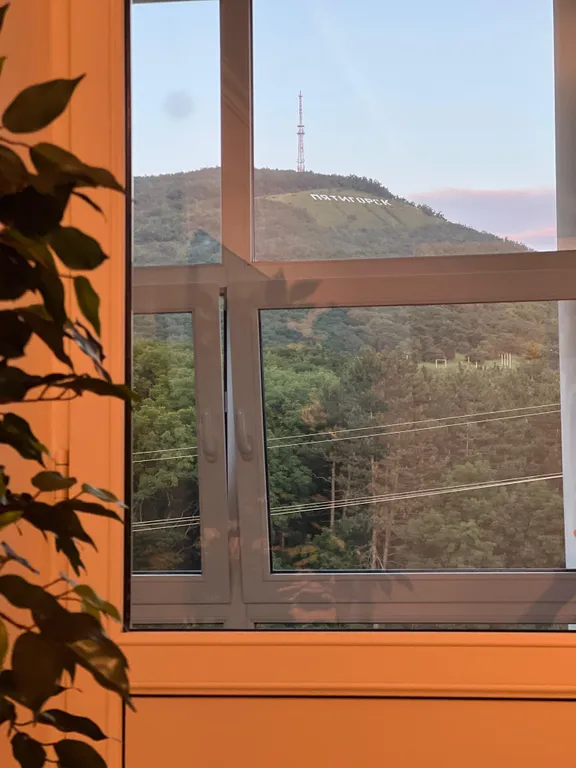 Стильная двухкомнатная квартира с видом на Машук