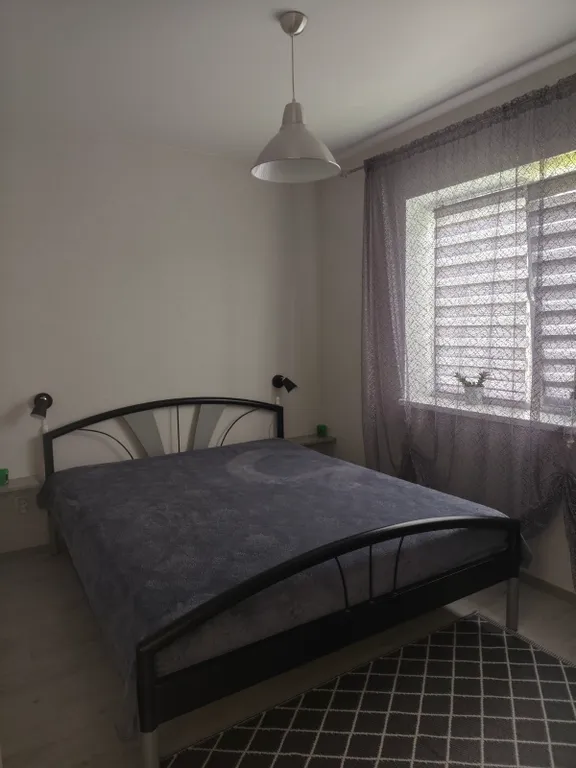 Уютный дом в черте города для комфортного отдыха в лесной местности