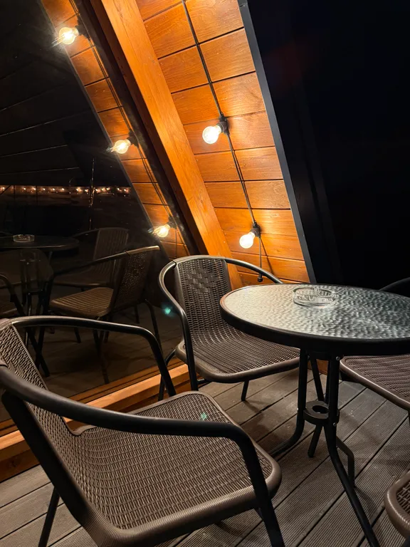 Уютный домик на берегу реки с горячим чаном