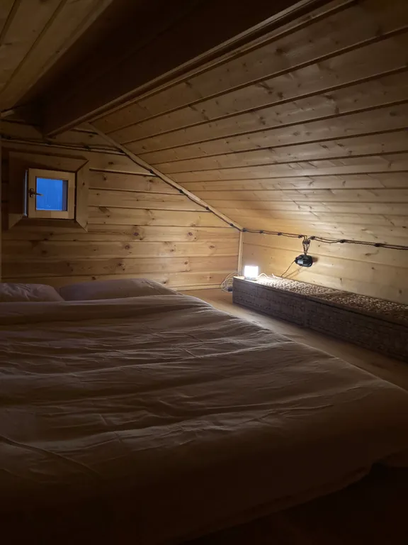 Домик с печью/камином в окружении природы