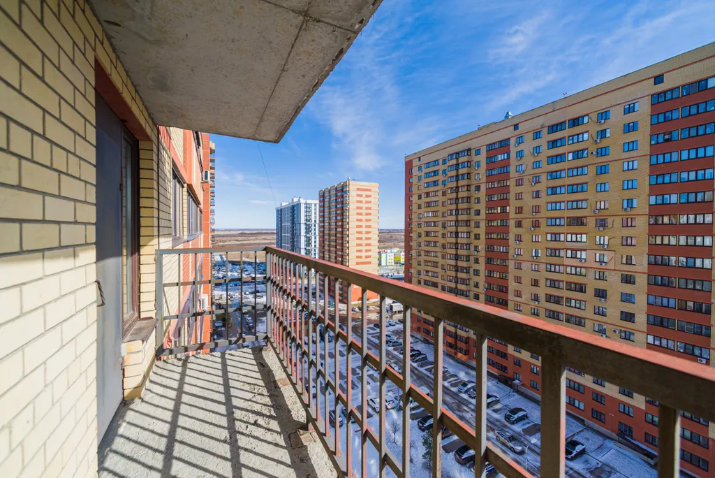 Светлая студия с видом на тихий зелёный двор