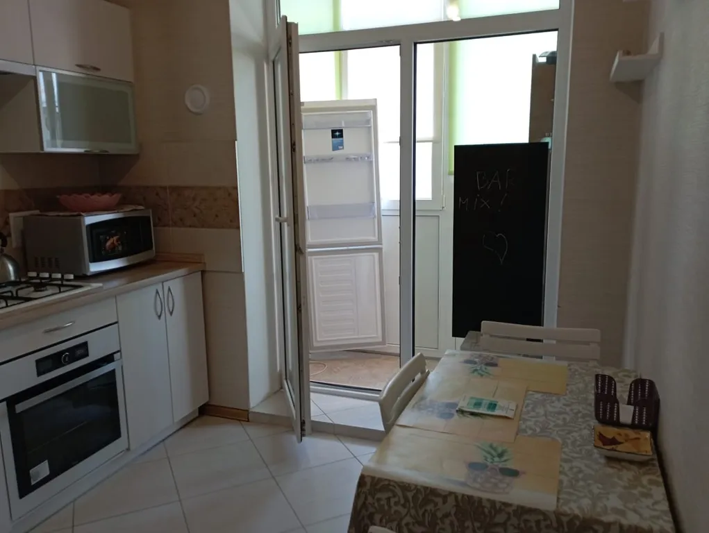 Просторная комната в квартире недалеко от моря