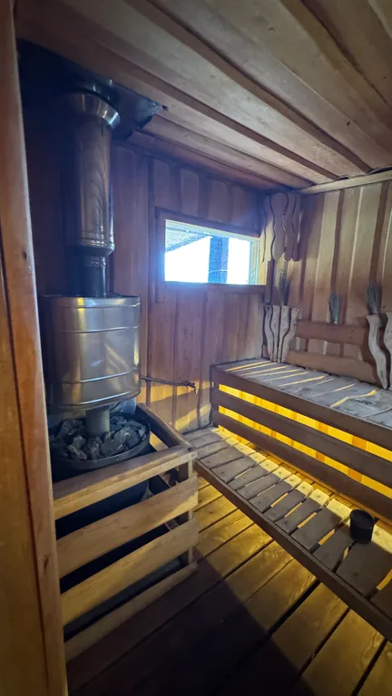 Дом на берегу реки с бассейном и видом