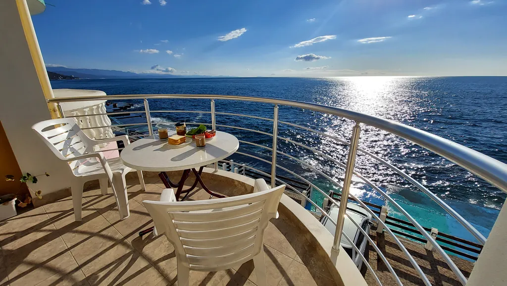 Двухкомнатная квартира у самого моря!(первая линия)