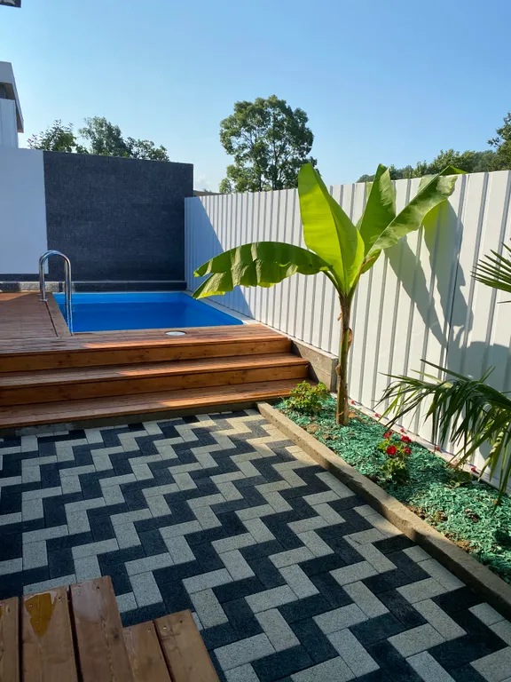 Уютный новый дом с собственным бассейном