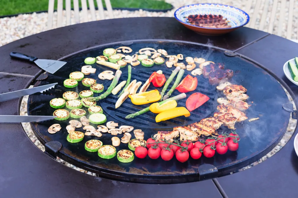 Черный дом на берегу водохранилища