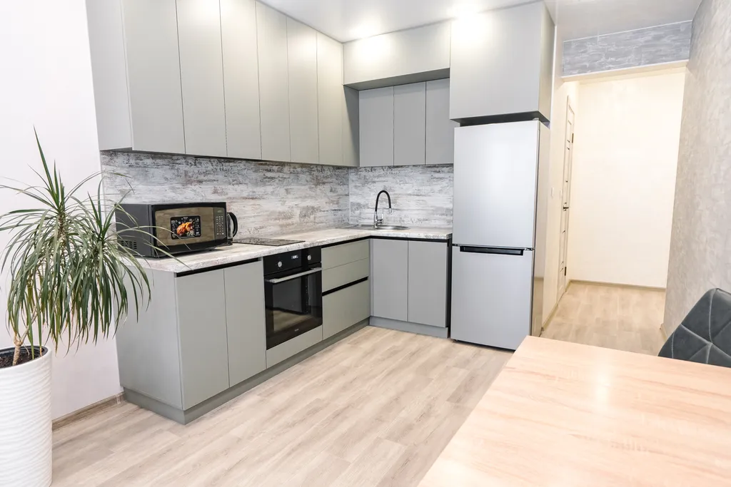 Рядом ТЦ Острова и набережная реки Амур