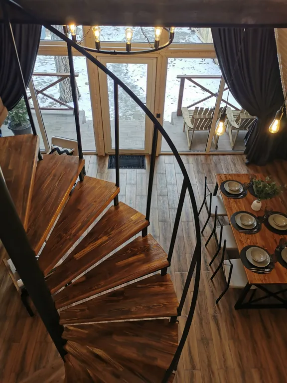 Треугольный дом с огороженной территорией