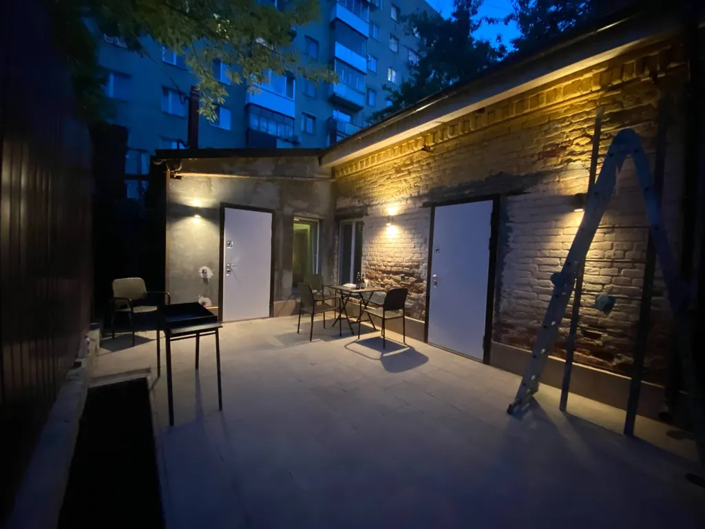 Двухуровневый номер-студия в стиле лофт с открытой ванной Нежность